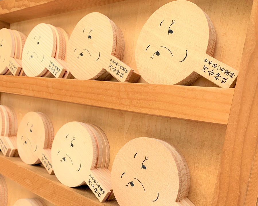 ずらりと並ぶ手鏡型の絵馬