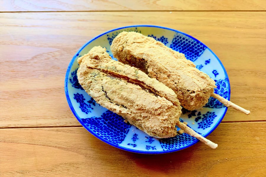 きなこがたっぷりかかった黒みつ団子