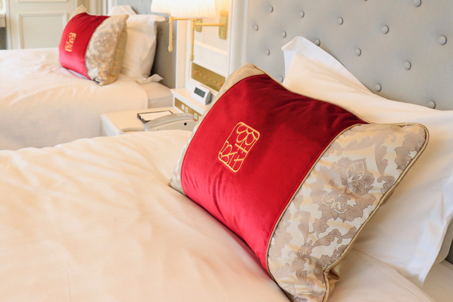 花組の組ロゴが刺繍されたクッションカバー