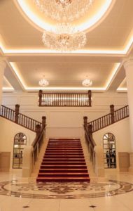 宝塚ホテルのロビーの大階段とシャンデリア