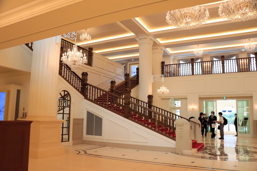 宝塚ホテルの開放的なロビー