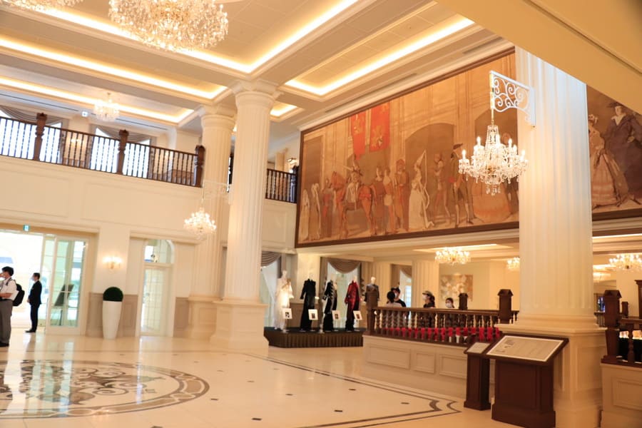 宝塚ホテルの開放的なロビーに飾られた緞帳