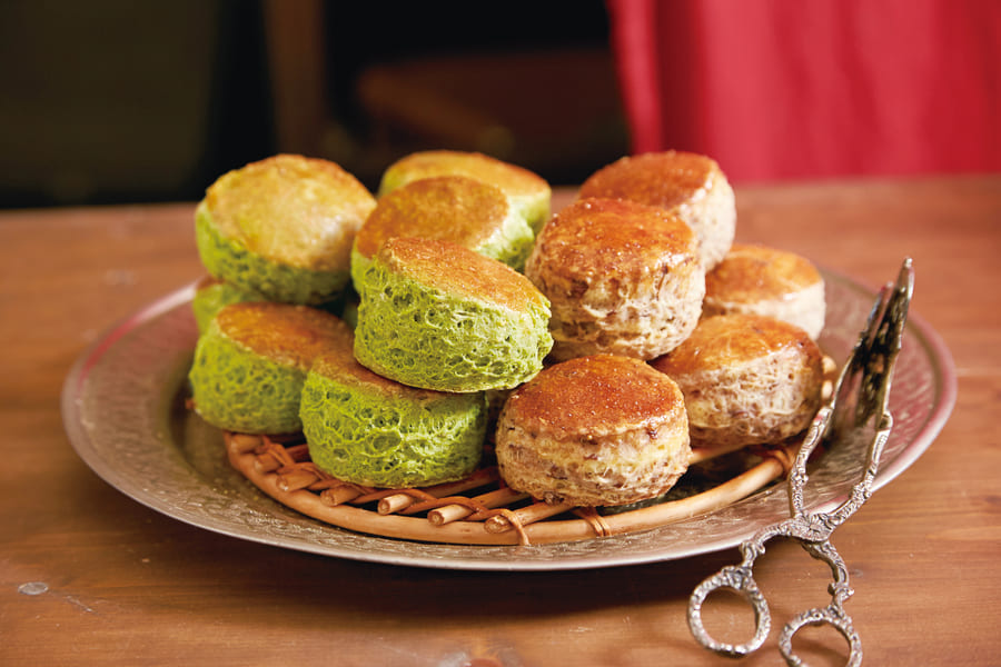 皿にたくさん盛られたスコーン