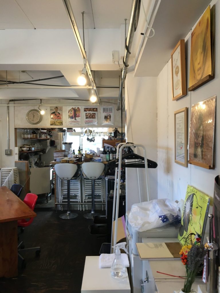 不思議な店内のイタリア食堂910の店内