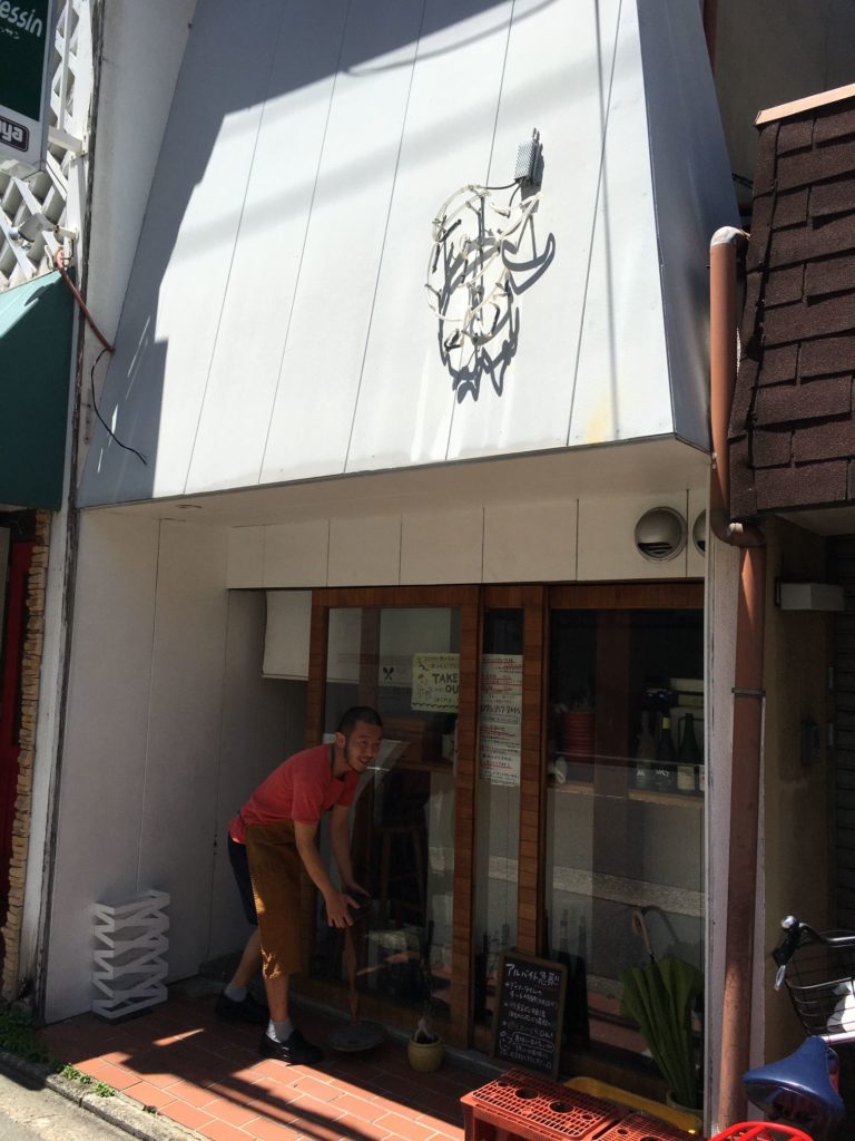 お店のネオンを見てみると…マンボ！