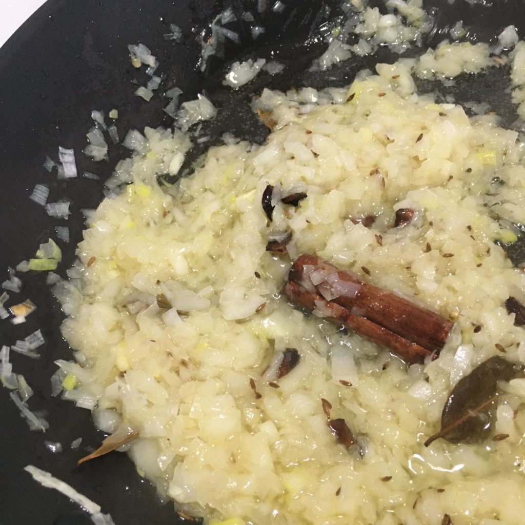 ホールスパイスが入ったところに玉ネギなどを入れて炒めます