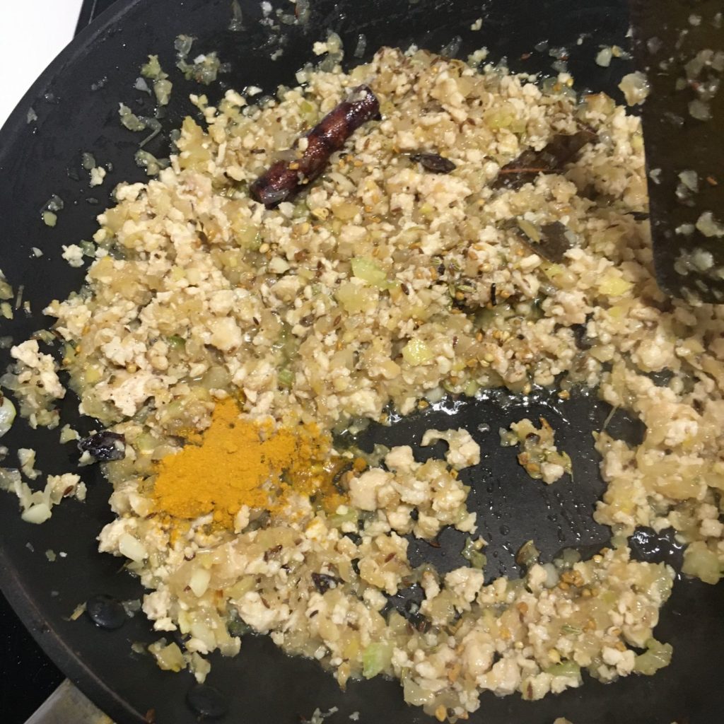 鶏ミンチを入れて味の決め手になるスパイスを入れます