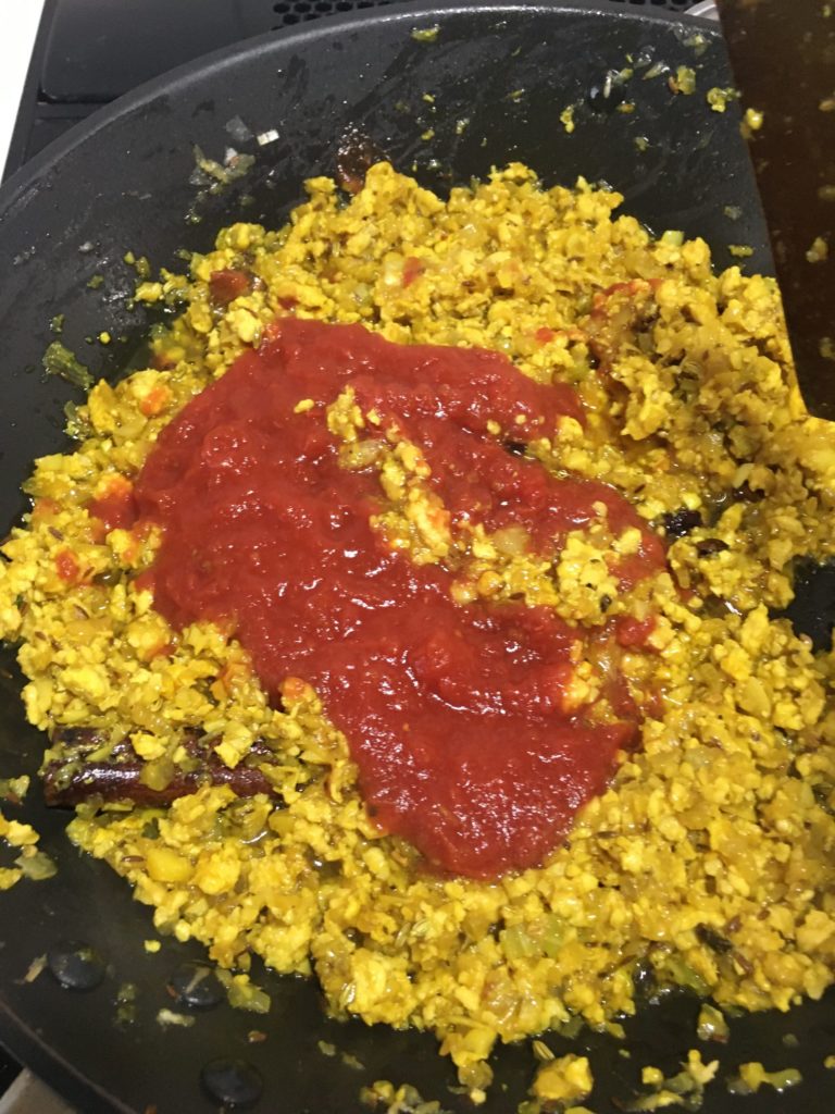 ターメリックにトマトの赤が映えます