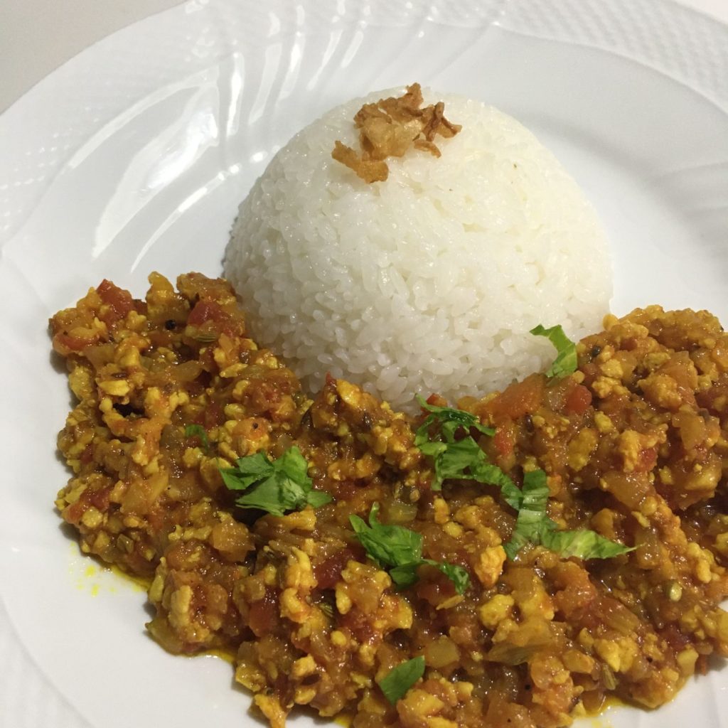 パクチーやセロリの葉などを飾ると色合いもきれいに