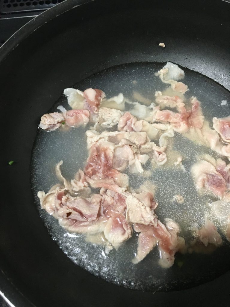 赤い部分がなくなるまで豚肉を茹でる