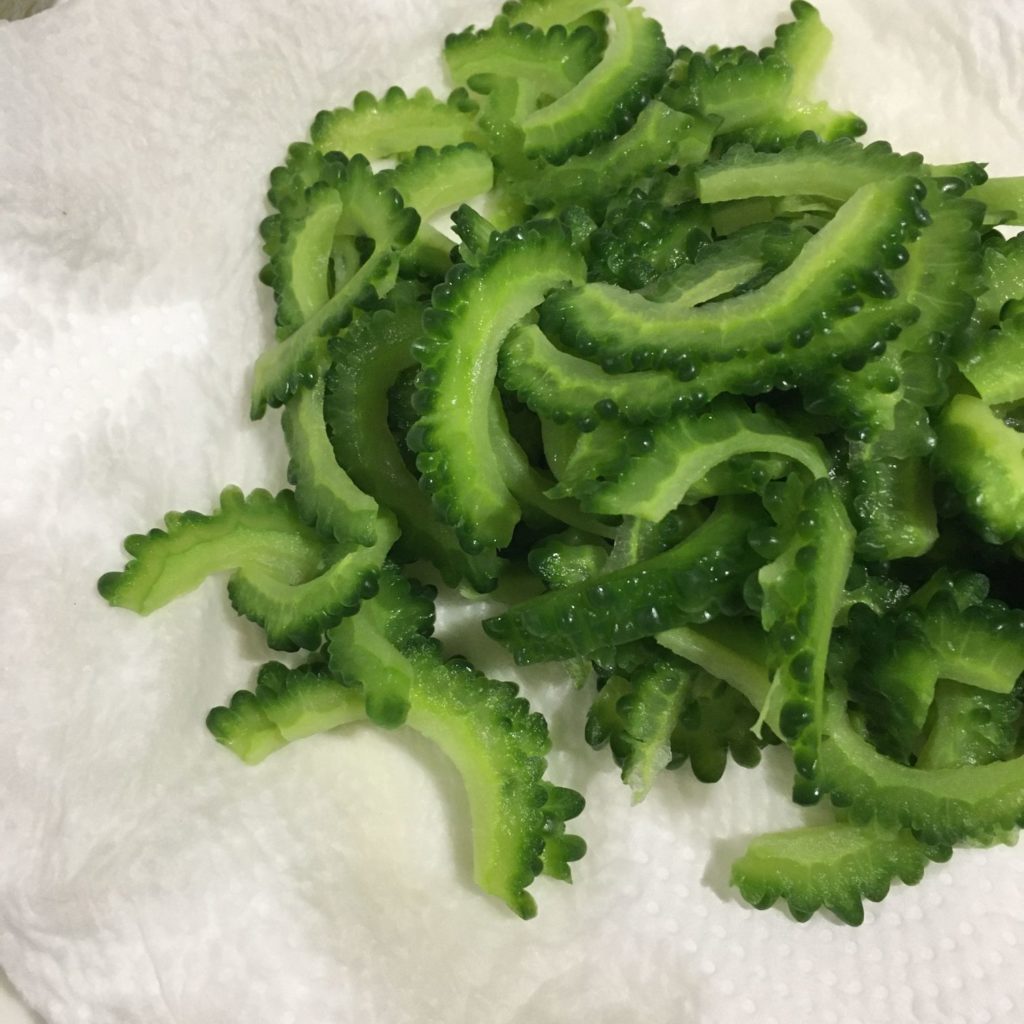 茹でて氷水にとったあと水分をしぼったゴーヤ