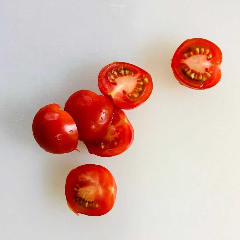 半分に切ったミニトマト