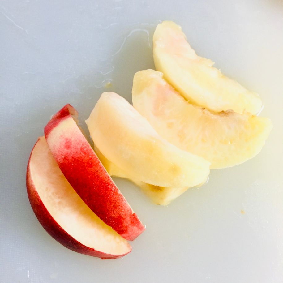 くし形に切ったモモ