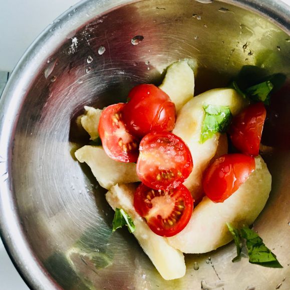 モモとミニトマト、バジリコなどを和えます