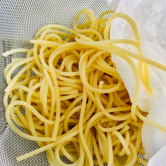氷水でしめたパスタの水分をしっかり取ります