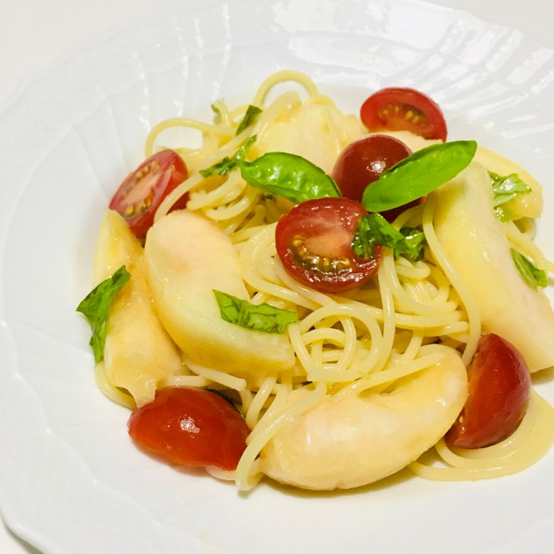 彩りも鮮やかなモモの冷製パスタ