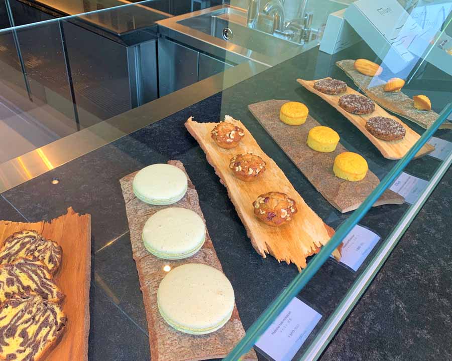 シンプルモダンなラブティックのショーケース