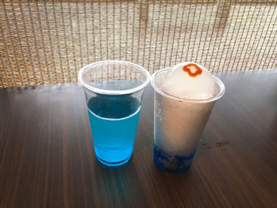 ソーダ水とアイスに乗ったゼリーに分けれて提供