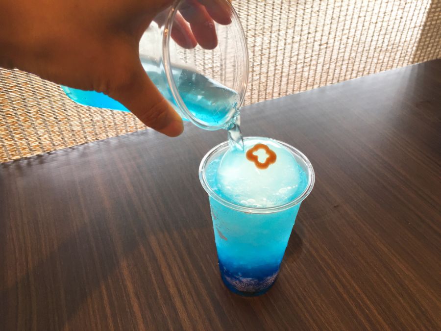ソーダをかけるとアイスが溶けてきれいな水色に