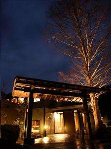 夜のあざれの外観