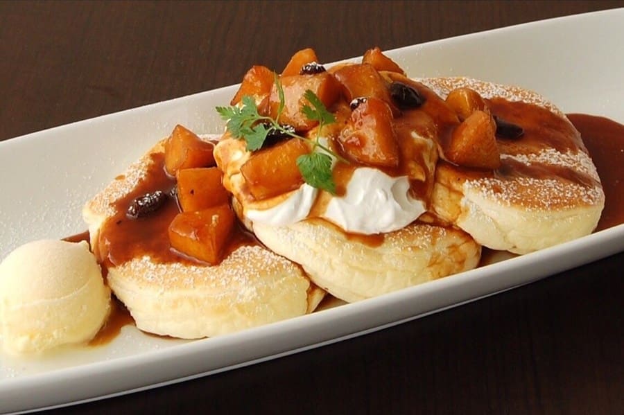 焼きリンゴがトッピングされたパンケーキ