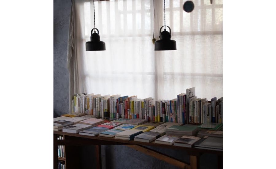 本が並ぶスペース