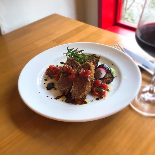 赤ワインがよく合う仔羊の香草パン粉焼き