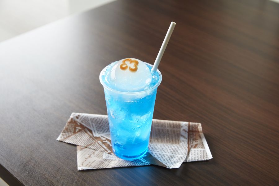 クラゲをイメージしたゼリーが浮かぶソーダ
