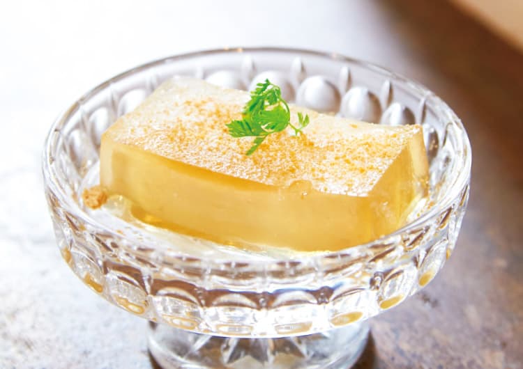 ガラスの器に盛られた豆腐羹