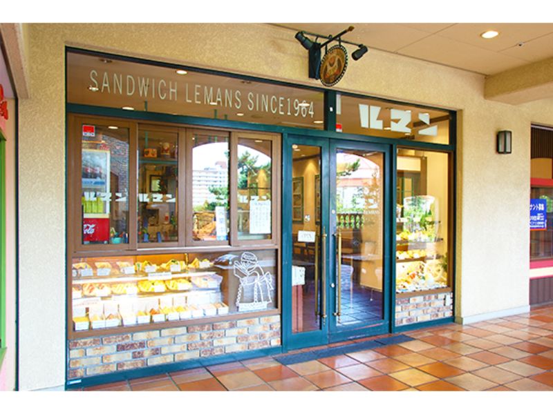 ルマン花のみちセルカ店の外観