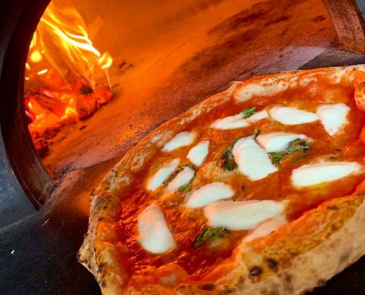 石窯で焼き上げるピッツァ