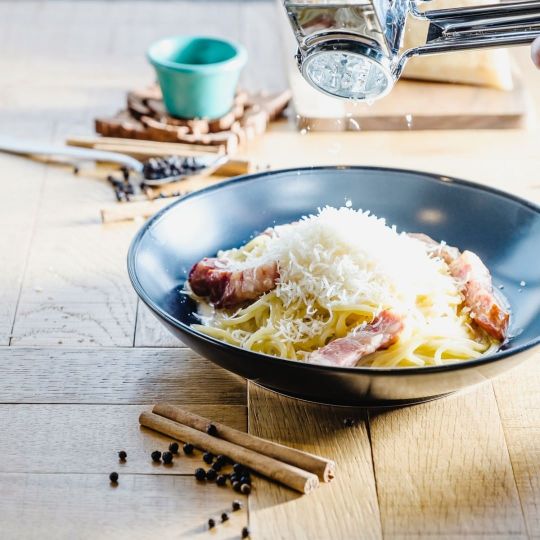 チーズを目の前で削ってくれるカルボナーラ