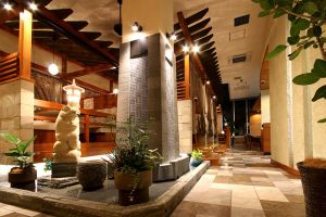 広い店内に個室も多い