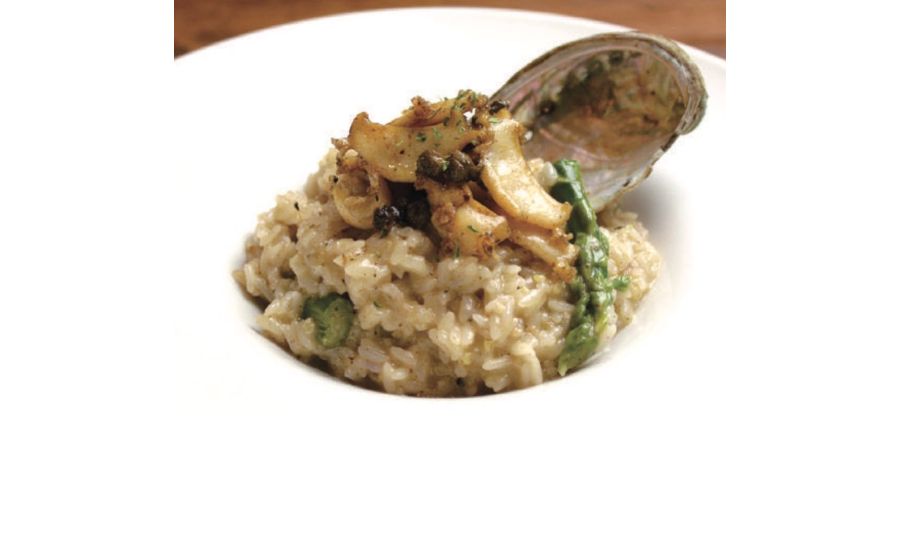 栄養価抜群のアワビがのった贅沢なリゾット