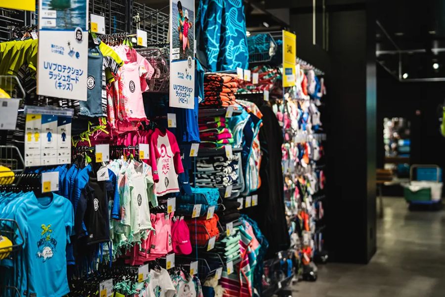 ポップなデザインの商品が並ぶ売り場