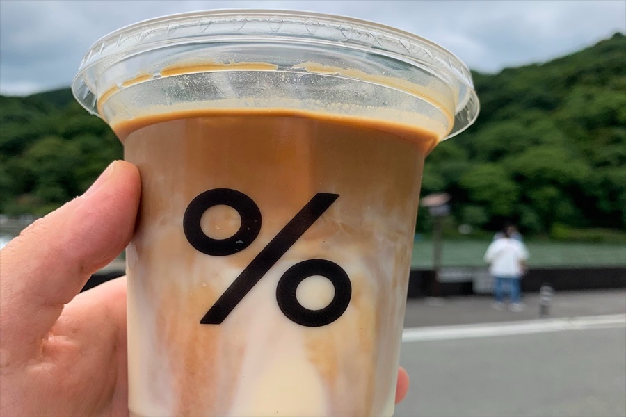 嵐山の桂川を背景に写真を撮影