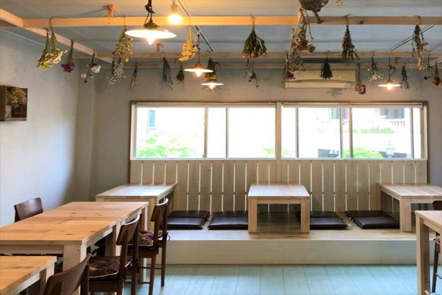 白壁に木のテーブルというシンプルモダンなパブリックキッチン