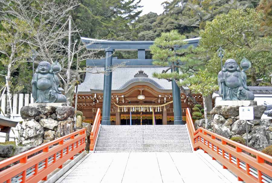 布袋さんに迎えられて清荒神の本堂へお参り