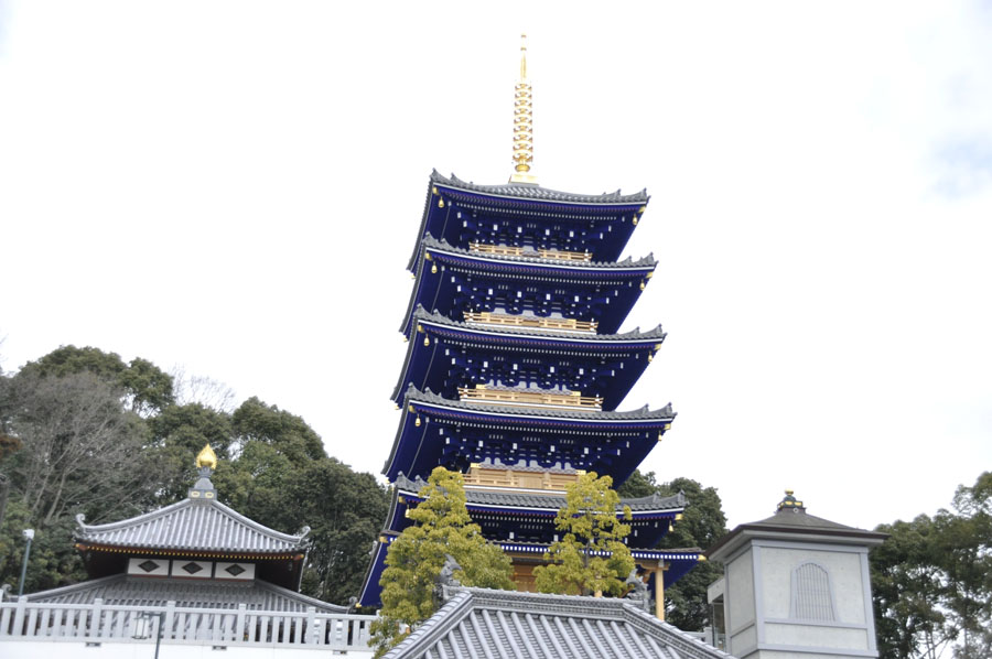 深い青色をした中山寺の五重塔