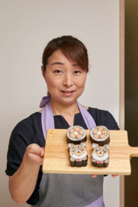 手作りのお寿司を見せる先生
