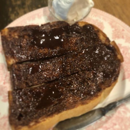 ホイップクリームをつけていただくココアトースト