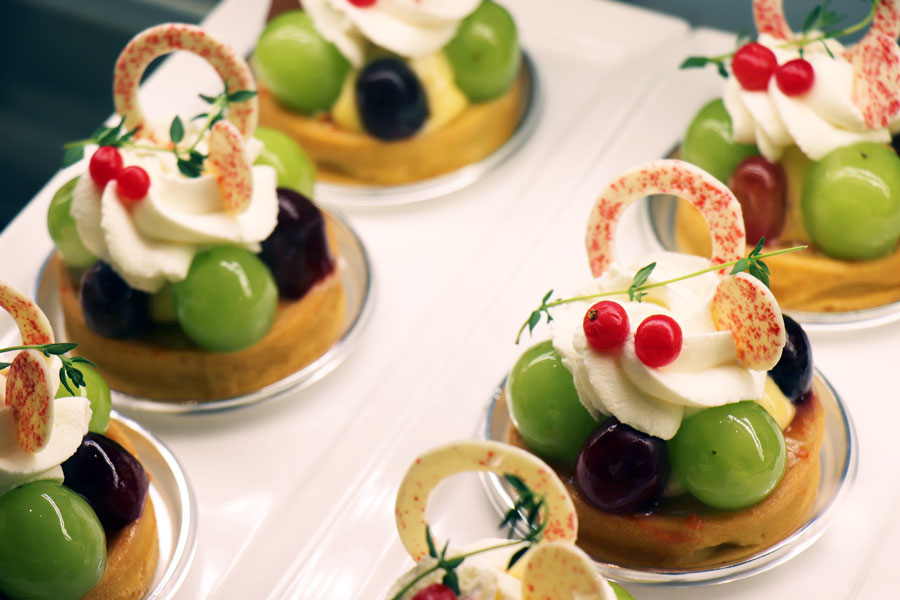 華やかなトッピングがされたブドウのタルト