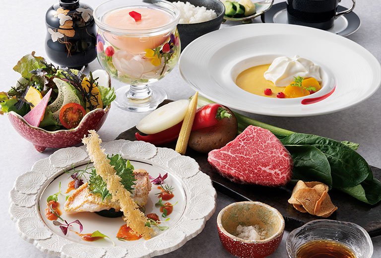 テーブルに並べられた肉や魚