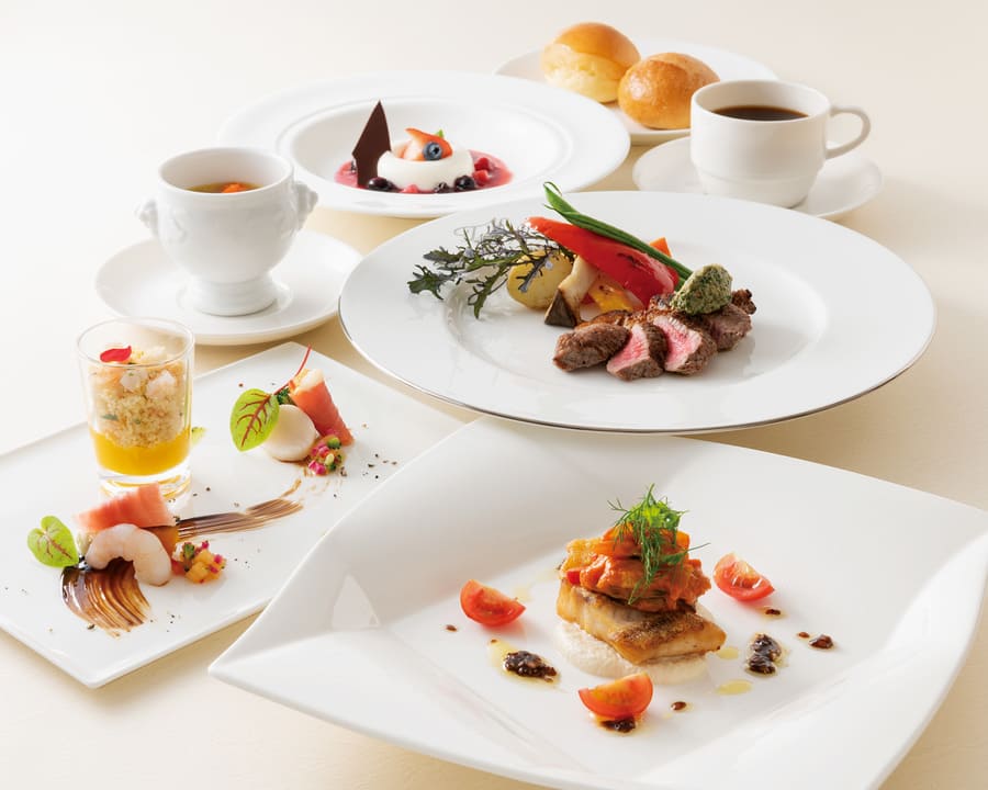 並べられたシーズナルコースの料理