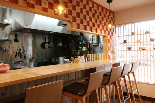 和の雰囲気が落ち着くさくらもみじの店内