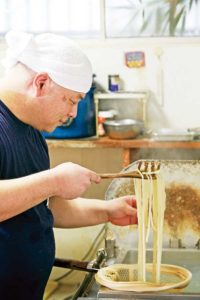 うどんを茹でるやまぶき家店主