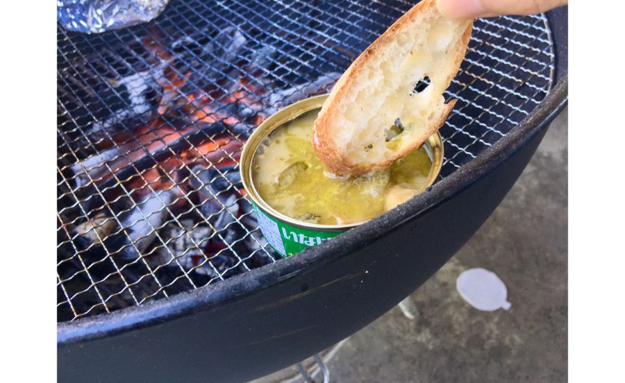 カレーの缶詰を直接火にかけて…