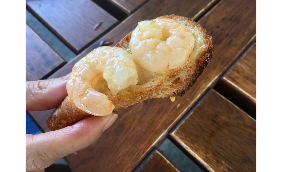 アヒージョしたエビをバゲットに乗せて