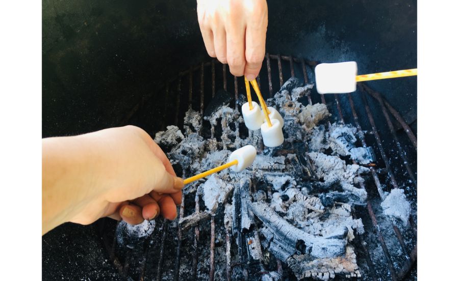 みんなで熱いと言いながらあぶるのも楽しい焼きマシュマロ