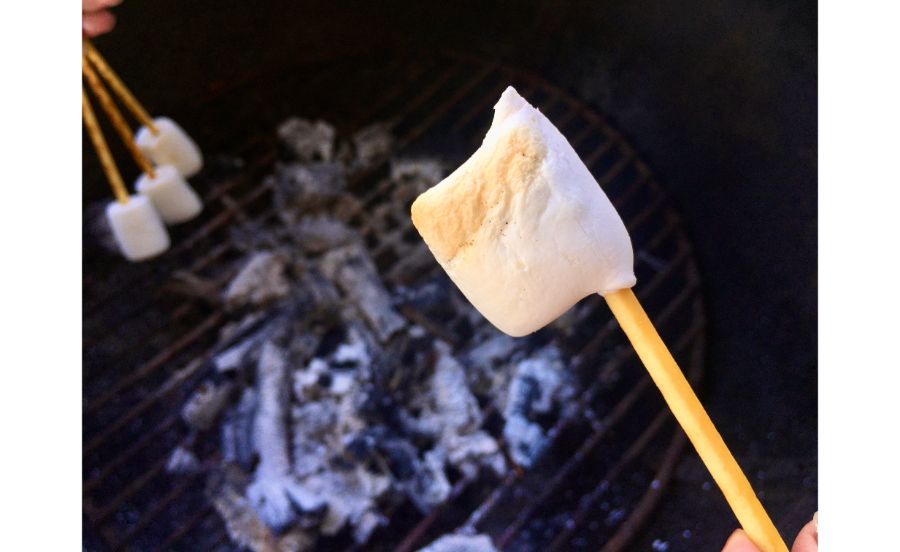 バーベキュー時にかかせない焼きマシュマロ